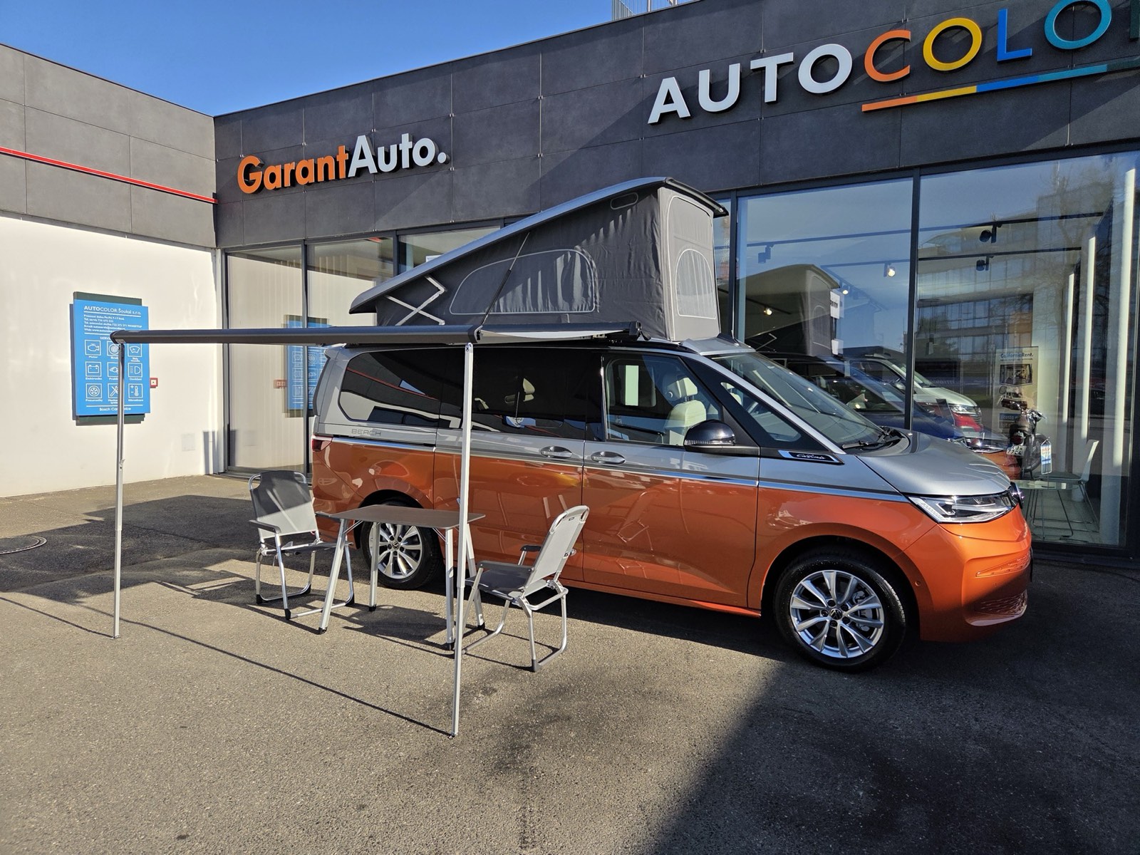 VW California Beach s vysunutou střechou a markýzou